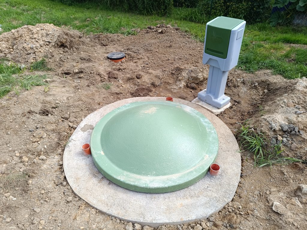 Nádrž domovní čistírny odpadních vod biocleaner BC 6 SBR obetonovaná vodostavebním betonem.
