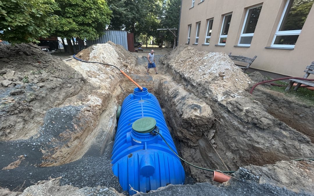 Hospodaření s dešťovou vodou ve škole: ZŠ Ratibořická v Horních Počernicích