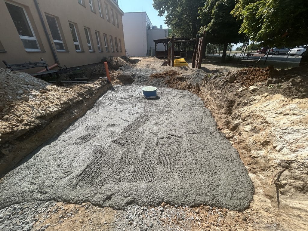 Pohled na železobetonovou roznášecí desku nad akumulační nádrží - možnost pojezdu prostoru s nádrží.