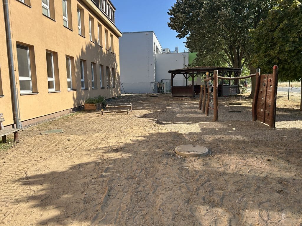 Pohled na školní zahradu po dokončení realizace, upravený terén.